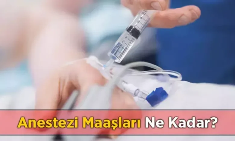 Anestezi Teknikeri Maaşları 2025 Ne Kadar Oldu? Sağlık sektörünün vazgeçilmez mesleklerinden biri olan anestezi teknikerliği, 2025 yılı itibarıyla hem kamu hem de özel sektörde önemli maaş artışları ile dikkat çekiyor. Bu yazımızda, anestezi teknikeri nedir, nasıl olunur, görevleri nelerdir ve en önemlisi 2025 yılında anestezi teknikeri maaşları ne kadar oldu gibi sorulara güncel verilerle yanıt vereceğiz. Anestezi Teknikeri Kimdir? Görevleri Nelerdir? Anestezi teknikerleri, cerrahi operasyonlar öncesinde, sırasında ve sonrasında hastaların anestezi süreçlerinde aktif rol alan sağlık çalışanlarıdır. Anestezi uzmanı doktorlara destek olan teknikerler, kullanılan cihazların kontrolü, hastanın hazırlanması, operasyon esnasında gerekli monitörizasyon işlemleri ve kayıt tutma gibi kritik görevleri üstlenir. Bu mesleği icra eden kişiler, sadece teknik bilgiye değil, aynı zamanda soğukkanlılık, dikkat ve hızlı karar verme gibi önemli yetkinliklere de sahip olmalıdır. Anestezi Teknikeri Nasıl Olunur? Anestezi teknikeri olmak isteyen bireylerin, üniversitelerin 2 yıllık "Anestezi" veya "Anestezi Teknikerliği" bölümlerinden mezun olmaları gerekmektedir. Mezuniyetin ardından kamu hastanelerinde görev alabilmek için KPSS (Kamu Personeli Seçme Sınavı)’nden yeterli puanı almak şarttır. 2025 Yılında Anestezi Teknikeri Maaşları Ne Kadar? Kamu Sektöründe Anestezi Teknikeri Maaşları 2025 yılı Ocak ayı itibarıyla kamu hastanelerinde görev yapan bir anestezi teknikeri ortalama 49.831 TL maaş almaktadır. Bu rakam, sağlık çalışanlarına yapılan yeni zamlar ve ek ödemelerle birlikte belirlenmiştir. Nöbet ve fazla mesai ücretleri de bu maaşa ilave olarak eklenebilmektedir. Tecrübeye göre bu tutar daha da artış gösterebilir. Özel Sektörde Anestezi Teknikeri Maaşları Özel hastanelerde görev yapan anestezi teknikerlerinin maaşları, kurumun büyüklüğü, şehir, tecrübe ve vardiya sistemine bağlı olarak değişmektedir. 2025 yılında özel sektörde anestezi teknikerlerinin maaşları genellikle 24.900 TL ile 44.200 TL arasında değişmektedir. Bu aralık, çalışan kişinin deneyimine göre şu şekilde değişir: 0-1 yıl deneyimli: Ortalama 24.800 TL 2-4 yıl deneyimli: Ortalama 27.000 TL 5-9 yıl deneyimli: Ortalama 30.900 TL 10 yıl ve üzeri deneyimli: Ortalama 32.400 TL Çalışma Saatleri ve Şartları Anestezi teknikerlerinin çalışma koşulları genellikle yoğun ve dikkat gerektiren ortamlarda geçmektedir. Haftalık çalışma saati ortalama 40 saat olsa da, ameliyathane gibi 24 saat açık birimler söz konusu olduğunda nöbet sistemi devreye girer. Bu da teknikerlerin zaman zaman gece, hafta sonu veya tatil günlerinde çalışabileceği anlamına gelir.